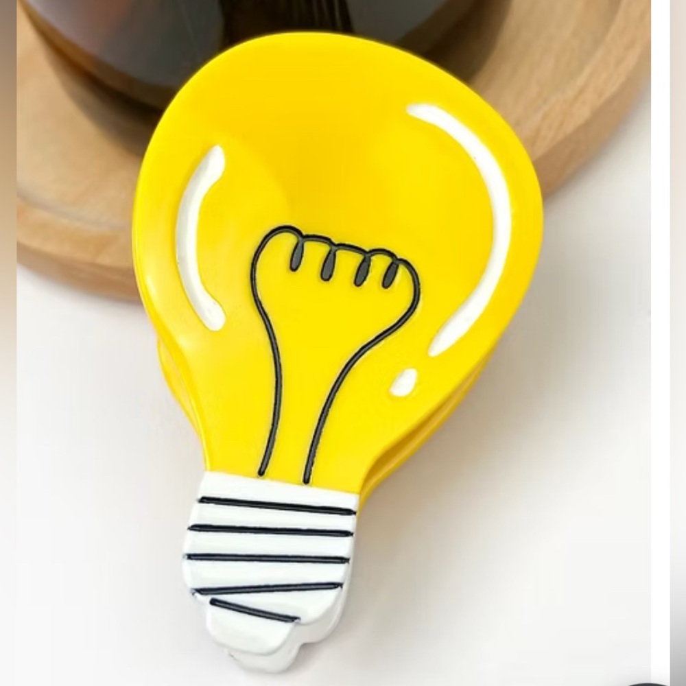 Creative light bulb hair claw clip 💡